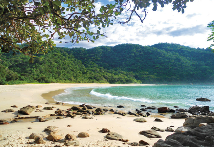 A praia de Trindade, que faz parte da baía de Paraty, onde se encontram 65 ilhas e mais de 30 praias.