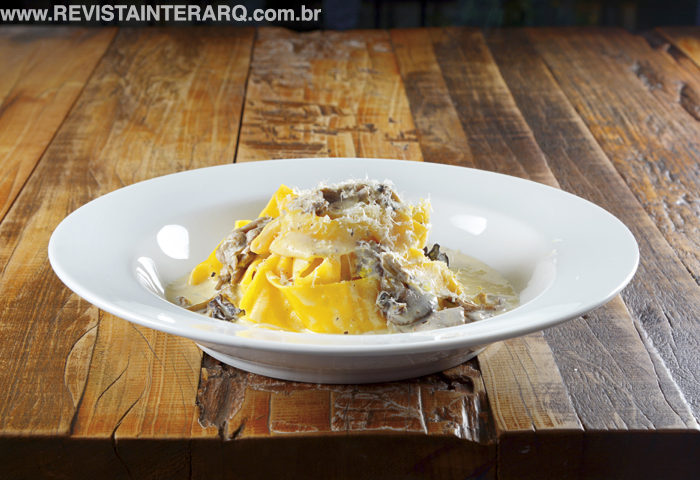 Pappardelle com cogumelos, creme e trufa branca, da Cultura del Grano