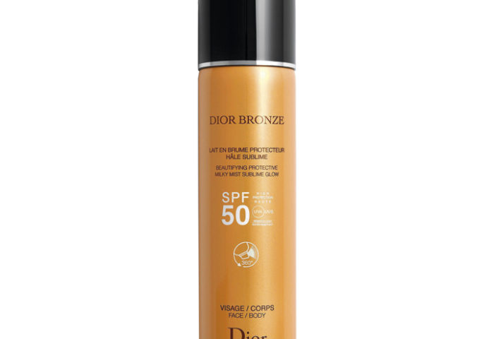 A Água Autobronzeadora Dior Liquid Sun realça o tom da pele e um bronze de aspecto natural