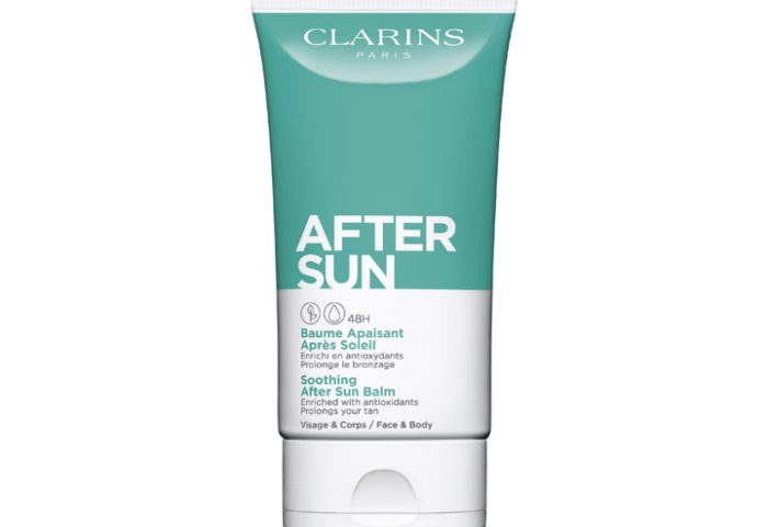 Para refrescar a pele pós-sol, o Suncare After Balm, da Clarins, possui textura cremosa de bálsamo para todos os tipos de pele;