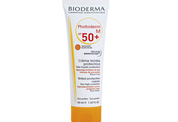 O Photoderm M FPS 50+, da Bioderma, oferece proteção contra a luz azul que previne em 90% o rebote das manchas de sol, ao mesmo tempo que fortalece o sistema imunológico da pele e evita seu envelhecimento precoce