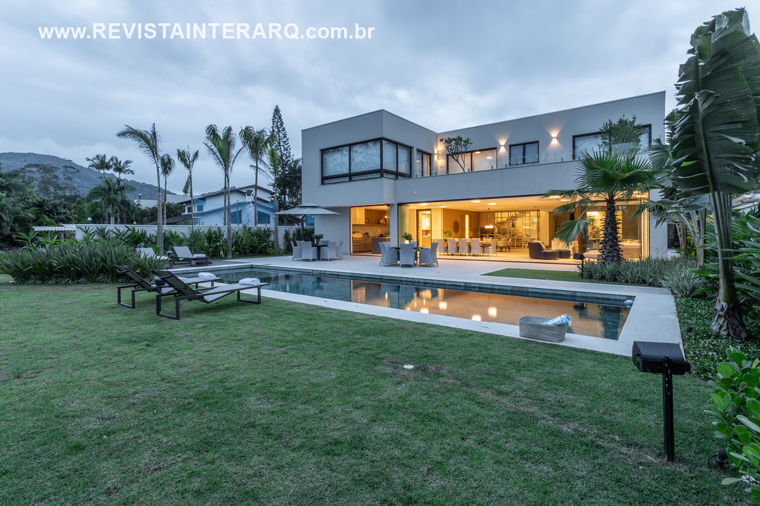 O estilo urbano deu vida a esta casa na praia projetada por Patrícia Penna - Revista InterArq | Arquitetura, Decoração, Design, Paisagismo e Lifestyle