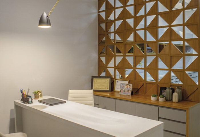 O interior desta clínica ganhou elementos sofisticados e acolhedores - Revista InterArq | Arquitetura, Decoração, Design, Paisagismo e Lifestyle