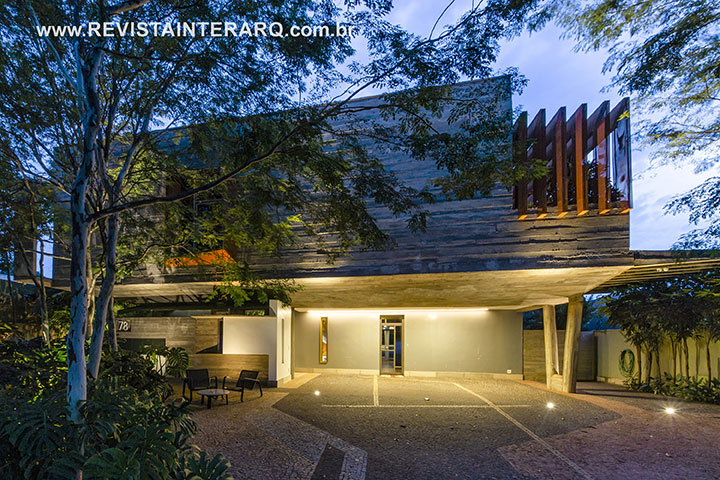 Materiais brutos como concreto e madeira valorizaram esta casa - Revista InterArq | Arquitetura, Decoração, Design, Paisagismo e Lifestyle