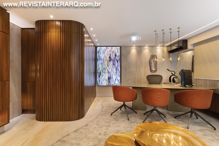 Um escritório sofisticado, que tem a marcenaria curva como destaque - Revista InterArq | Arquitetura, Decoração, Design, Paisagismo e Lifestyle