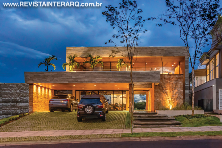 Esta casa conta com grandes aberturas e integração ao jardim