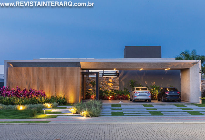 Esta casa térrea foi evidenciada por uma arquitetura de linhas retas - Revista InterArq | Arquitetura, Decoração, Design, Paisagismo e Lifestyle