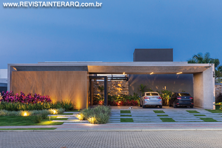 Esta casa térrea foi evidenciada por uma arquitetura de linhas retas - Revista InterArq | Arquitetura, Decoração, Design, Paisagismo e Lifestyle