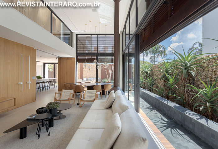 O minimalismo estrutural dominou esta casa - Revista InterArq | Arquitetura, Decoração, Design, Paisagismo e Lifestyle