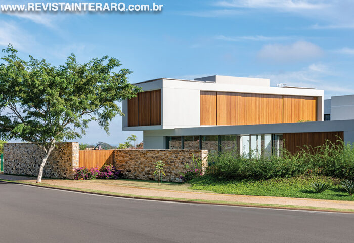 Esta residência tem total conexão com o verde da mata nativa - Revista InterArq | Arquitetura, Decoração, Design, Paisagismo e Lifestyle