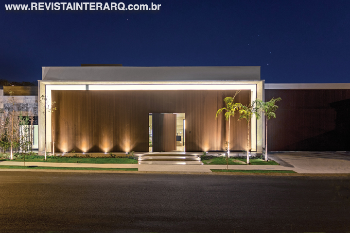 Esta casa homenageia o estilo arquitetônico de Lina Bo Bardi - Revista InterArq | Arquitetura, Decoração, Design, Paisagismo e Lifestyle