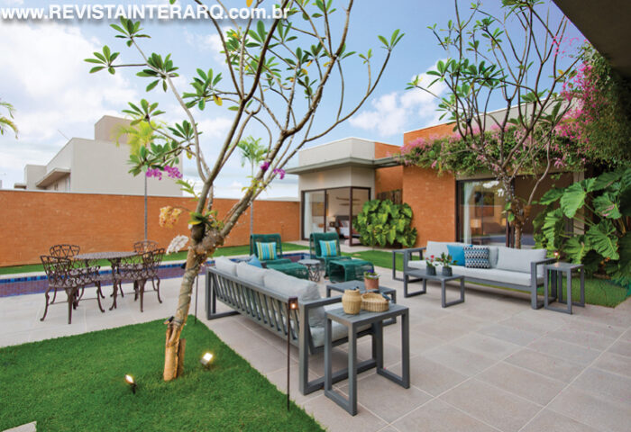 A área externa é o grande destaque desta residência - Revista InterArq | Arquitetura, Decoração, Design, Paisagismo e Lifestyle