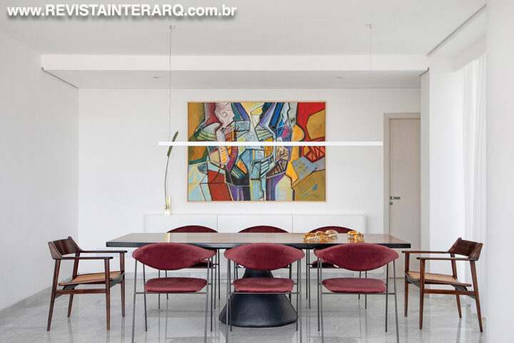 Um garimpo contemporâneo transformou os interiores deste apartamento - Revista InterArq | Arquitetura, Decoração, Design, Paisagismo e Lifestyle