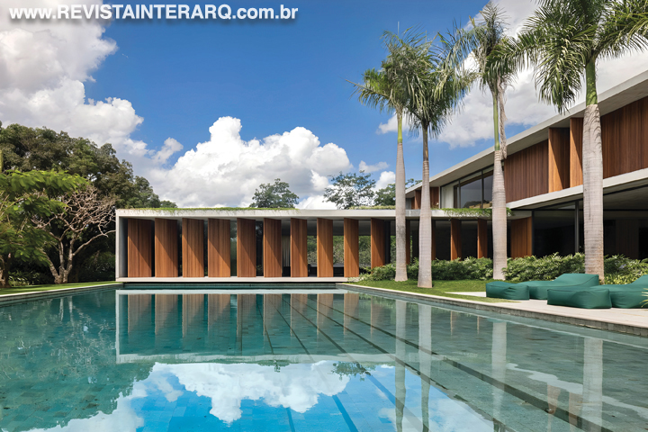 Modernidade, integração e materiais naturais definem esta residência - Revista InterArq | Arquitetura, Decoração, Design, Paisagismo e Lifestyle