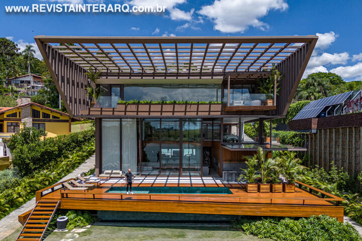 Bruno Rubiano cria uma casa na represa que dialoga com a natureza do entorno - Revista InterArq | Arquitetura, Decoração, Design, Paisagismo e Lifestyle
