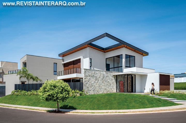 Esta residência foi projetada para valorizar o convívio e o bem-viver - Revista InterArq | Arquitetura, Decoração, Design, Paisagismo e Lifestyle