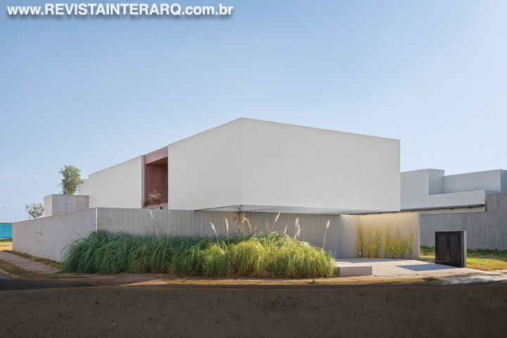 Uma residência ampla, onde o minimalismo valoriza todos os espaços - Revista InterArq | Arquitetura, Decoração, Design, Paisagismo e Lifestyle