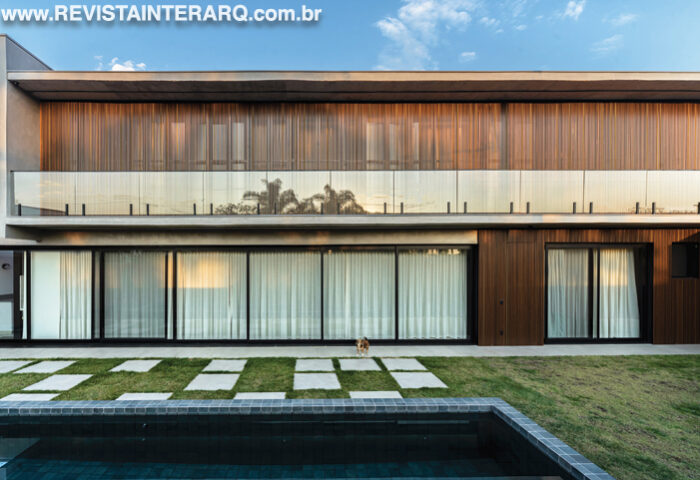 A leveza e a imponência da arquitetura dessa casa criam uma atmosfera acolhedora - Revista InterArq | Arquitetura, Decoração, Design, Paisagismo e Lifestyle