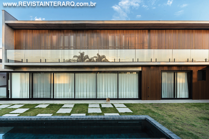 A leveza e a imponência da arquitetura dessa casa criam uma atmosfera acolhedora - Revista InterArq | Arquitetura, Decoração, Design, Paisagismo e Lifestyle