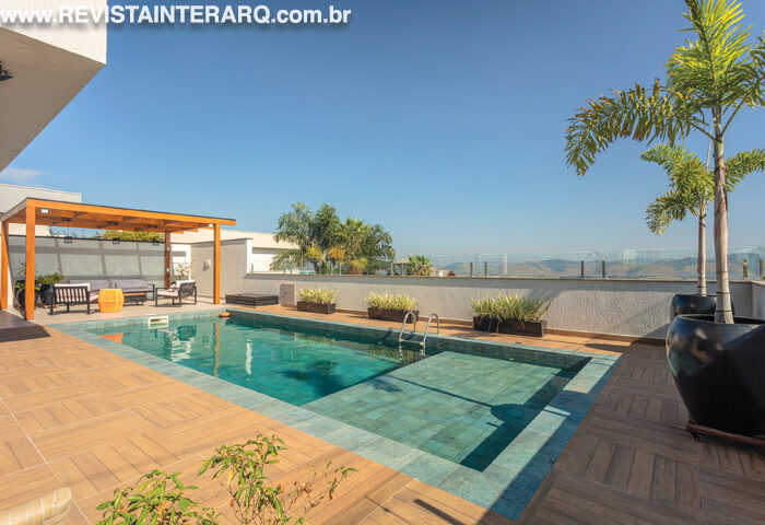 O declive do terreno inspirou este projeto que une conforto, integração e vistas deslumbrantes - Revista InterArq | Arquitetura, Decoração, Design, Paisagismo e Lifestyle