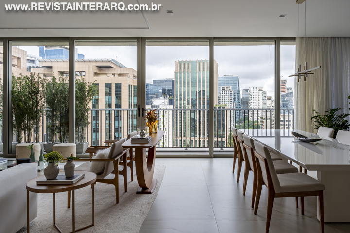 Assinado por Flavia Castellan, esse projeto imprime com sofisticação e fluidez o conceito de conexão dos espaços - Revista InterArq | Arquitetura, Decoração, Design, Paisagismo e Lifestyle