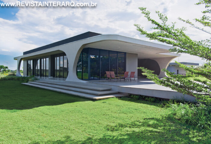 Modernidade e natureza se unem de forma fluida neste projeto - Revista InterArq | Arquitetura, Decoração, Design, Paisagismo e Lifestyle