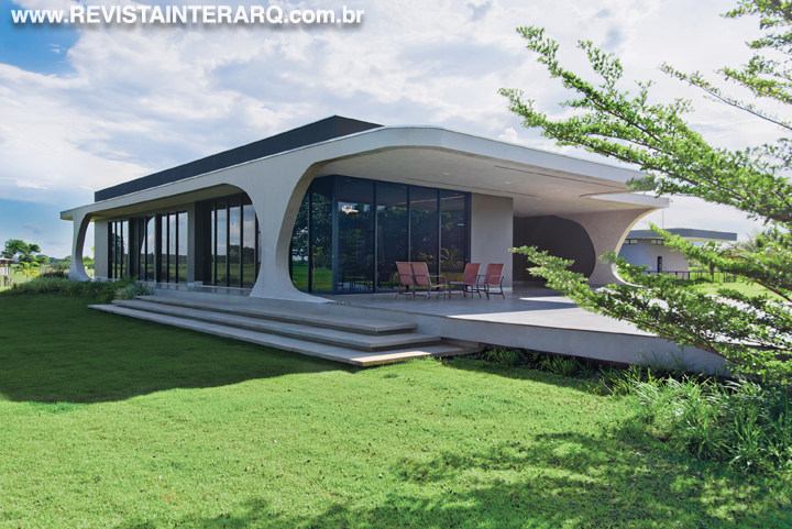 Modernidade e natureza se unem de forma fluida neste projeto - Revista InterArq | Arquitetura, Decoração, Design, Paisagismo e Lifestyle