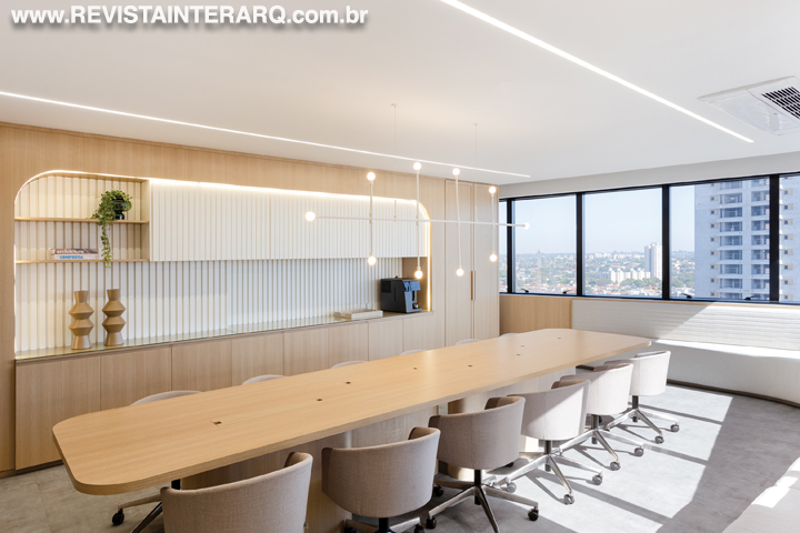 Um projeto corporativo com ambientes fluidos e elegantes - Revista InterArq | Arquitetura, Decoração, Design, Paisagismo e Lifestyle
